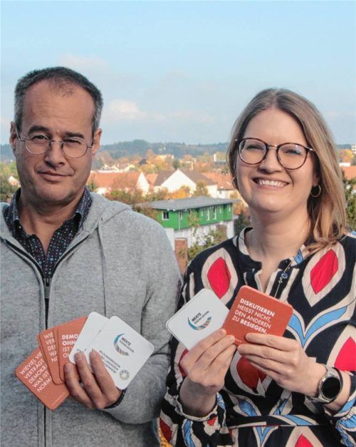 Florian Wenzel und Katrin Röber koordinieren das Projekt Streitförderer: Bierdeckel als Inspiration zum Streiten.Fotos poll