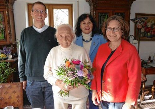 Franziska Seutter, die wohlumsorgt bei ihrer Tochter Ingeborg Geimer (hinten) wohnt, feierte ihren 103. Geburtstag. Dazu gratulierten auch Bürgermeisterin Petra Jackl (rechts) und Pfarrer Michael Seifert. Foto bachmaier