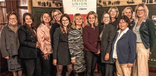 Frauenpower: Gemeinsam mit der Bezirksvorsitzenden der Frauen-Union Oberbayern, Daniela Ludwig, (Sechste von rechts) und Kreisvorsitzenden Magdalena Obermayer (Fünfte von rechts) feiert die Frauen-Union des Landkreises Traunstein ihren 70. Geburtstag im Sailer-Keller. Foto Künzner-Hingerl