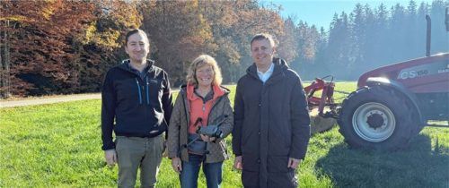 Freude über die neue Drohne für die Rehkitzrettung in Traunstein: (von links) Landwirt und Stadtrat Andreas Kaiser, Hedi Mittermaier vom Verein Rehkitzrettung Traunstein und Oberbürgermeister Dr. Christian Hümmer.Foto Stadt Traunstein