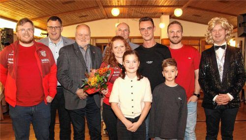 Freuen sich auf die neue Faschingssaison: (von links) Bubaria-Vorsitzender Rudolph Mottinger, Florian Tremmel, Erster Vorstandssprecher TSV Buchbach, Bürgermeister Thomas Einwang, Fußballabteilungsleiter Georg Hanslmaier, Prinzessin Lisa Seemann mit Prinz Lukas Winter, stellvertretender Bubaria-Vorsitzender Christian Rabenseifner, Hofmarschall Thomas Beibl sowie vorne das Kinderprinzenpaar Elina Scheiba und Lias Deml. Fotos  Barth