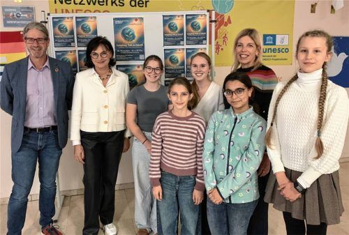 Freuen sich auf ein besonderes Projekt: (von links) Andreas Penninger, Magdalena Singer von der Städtischen Mädchenrealschule, Schülerinnen und Musiklehrerin Hildegard Grotjohann.Foto Innphilharmonie