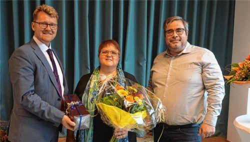 Freuen sich: Bürgermeister Roland Kamhuber (links), Schulleiterin Sabine Kliem und Schulamtsdirektor Rüdiger Braun bei der Amtsübernahme von Kliem als neue Rektorin. Fotos Nicole Sutherland