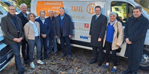 Freuen sich über das neue Fahrzeug: (von links) Pfarrer Markus Merz, Felix Schwaller, Vorsitzender der Bürgerstiftung Bad Aibling und Mangfalltal, Andrea Janshen, Tafelleiter Dr. Stefan Stöckel, Helmut Preuss, Klaus Hengstberger, Bürgermeister Stephan Schlier, Theresia Englhart und Pfarrer Philipp Kielbassa. Foto Hadersbeck