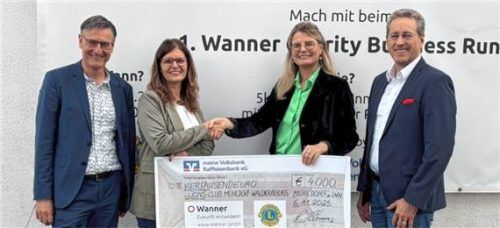 Freuen sich über den Erfolg des Spendenlaufs: (von links) Jürgen Wallner, Andrea Mooshammer sowie Carolin und Reinhold Wanner. Foto  Wanner