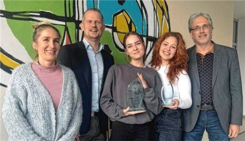 Freuen sich über den Erfolg: (von links) Lehrkraft Anke Baumann, Schulleiter Raphael Bablick, Siegerin Lilien Susko, Zweitplatzierte Victoria Crisan, Abteilungsleiter Rainer Deutinger. Foto Deutinger
