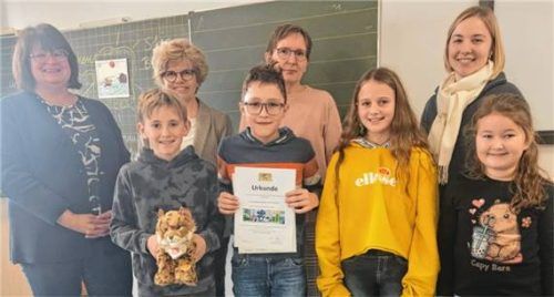 Freuen sich über den „Leseluchs“: (von links) Schulamtsdirektorin Beate Waldinger, Rektorin Brigitte Hauptfleisch, die ehemalige Klassenleiterin der vierten Klasse, Melanie Berndl, sowie Magdalena Niedermaier mit Felix Reiter, Simon Grundner, Emily Albano Borges und Klara Irl. Foto reichl