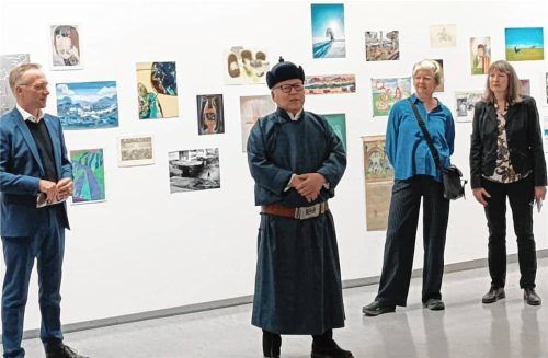 Freuen sich über die Ausstellung mongolischer Kunst im Haus der Kultur: (von links) Bürgermeister Robert Pötzsch, der Botschafter Dr. Mandakhbileg Birvaa, Katja Brinkmann und Elke Keiper. Foto bilan