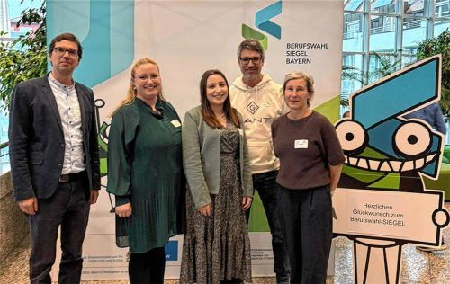 Freuen sich über die Auszeichnung der Buchbacher Mittelschule: (von links) Dr. Simon Dörr, Stefanie Straßer, Lisa Zirngibl, Markus Mayerhöfer und Sibylle Wallner. Foto Dörr