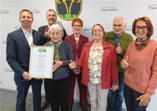 Freuen sich über die Titelerneuerung: (von links) Oberbürgermeister Dr. Christian Hümmer, Thomas Stadler, Ina Holzner, Eva Schneider, Isabelle Kuhlmann, Ewald Kleyboldt und Marlies Koch. Foto Stadtmarketing/Stoiber