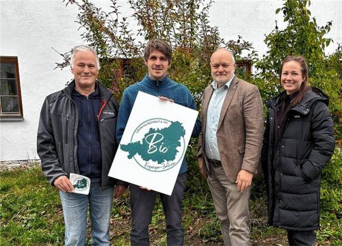 Freuen sich über gelebten Klimaschutz: (von links) Dr. Michael Rittershofer (Manager der Öko-Modellregion Mühldorfer Land), Alfons Linner (Bio-Landwirt), Bürgermeister Thomas Einwang (Bürgermeistersprecher und Sprecher der Ökomodellregion Mühldorfer Land) und Lena Koch (Managerin der Öko-Modellregion Mühldorfer Land).Foto Landratsamt