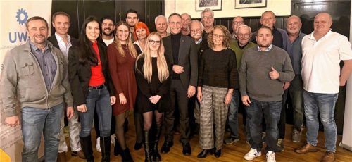 Freut sich auf den Wahlkampf mit einer „unglaublich motivierten Truppe“: Bürgermeister Robert Pötzsch (Mitte), der sich wieder zur Wahl stellt, und die Kandidaten der UWG Waldkraiburg. Foto Kreibich