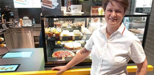 Freut sich über eine der „modernsten McDonald’s-Filialen in Europa“: die Kolbermoorer Filialleiterin Klaudia Tarpai (40). Fotos Weinzierl
