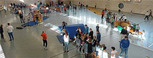 Fröhlich erkundeten die Kinder den Indoorspielplatz.Foto Stettner