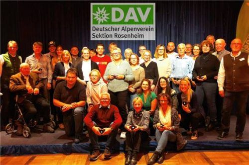 Fröhliche Gesichter beim Edelweißfest der Alpenvereinssektion Rosenheim – auf dem Foto strahlen alle, die der Sektion bereits 25 Jahre die Treue halten. Dem möglichen Eintrittsalter bereits ab Geburt ist es geschuldet, dass der Altersdurchschnitt bei den Mitgliedern nach unten tendiert.knarr