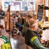 „Hand in Hand – sing ma mit’nand“