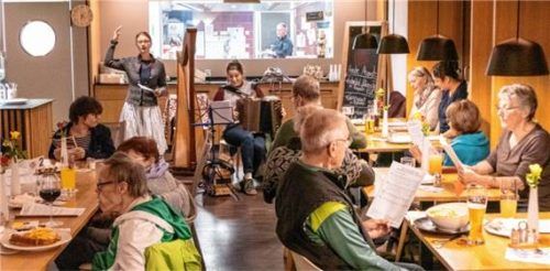 Fröhliche Lieder brachten Katharina Buchner (hinten von links) und Antonia Kreppert vom „ZeMuLi Bruckmühl“ zum Liederabend ins Bistro am Rathaus mit.Foto Flug
