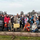 Heldenstein pflanzt einen Geburtenbaum