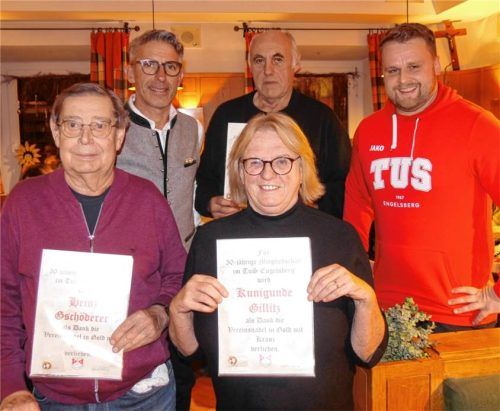 Für 50-jährige Vereinszugehörigkeit geehrt wurden: (von links, vorne) Heinz Gschöderer und Gundi Gillitz sowie (von links, hinten) der ehemalige Vorsitzende Günther Abel, Hans Dunstmair und der neue Vorsitzende Stefan Freutsmiedl. Foto gillitz