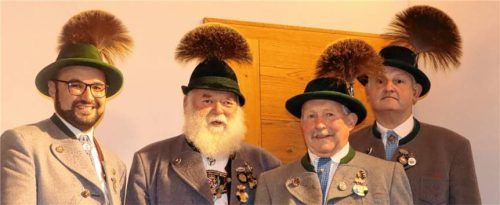 Für 50 Jahre aktives Wirken im Trachtenverein wurde Michael Kriechbaumer (Zweiter von rechts) von Gebietsvertreter Hans Schaberl (Zweiter von links), Trachtenvorstand Sebastian Gasteiger (links) und Max Kaffl (rechts) ausgezeichnet. Foto Peter Strim