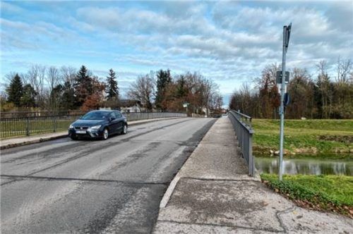 Für die Mangfallbrücke in der Heufelder Straße dürften nach Ansicht der Stadt umfangreichere Reparaturarbeiten erforderlich werden. Foto kotter