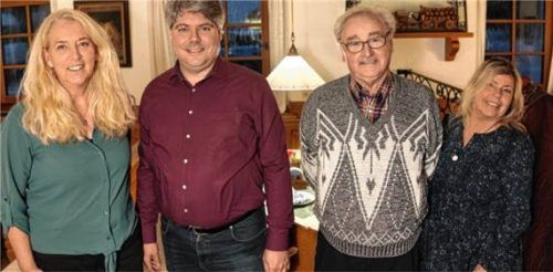 Für die VdK-Mitglieder lasen (von links) Monika Nebl, Tobias Fischer und Romana Steinwender-Irlacher. Organisator war VdK-Ortsverbandsvorsitzender Manfred A. Müller (Zweiter von rechts). Foto re