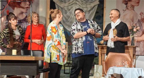 Für eine gelungene Premiere der Komödie „Hin und Hair“ im Mettenheimer Kulturhof sorgten in dieser Szene: (von links) die Auszubildende Cindy (Sophie Auer), die Friseurmeisterin Doris Prachtwickler (Christine Spirkl), die Kundin Eva Herzeleid (Jenny Brunner), der Friseur Ingo Brause (Samuel Reuel) und der Heiratskandidat Veit Friedvoll (Georg Schmitt). Foto Kretschko