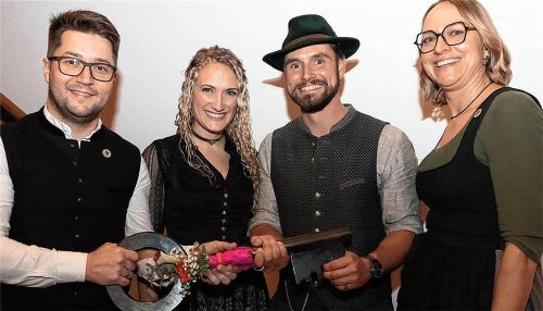 Fulminanter Faschingsauftakt: Pruttings Bürgermeister Johannes Thusbaß (links) und die Dritte Bürgermeisterin Agnes Bucher (rechts) überreichen im Dorfstadl Prutting Prinzessin Rebecca I. und Prinz Michael I. einen kiloschweren „Schlüssel“ aus Metall für das Rathaus. Foto Dr. Olaf Konstantin Krueger