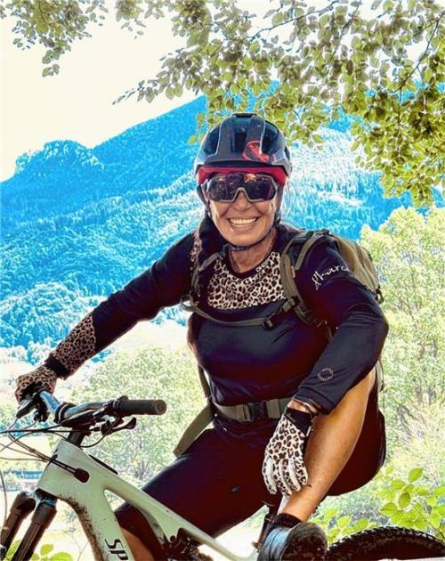 Gaby Buchner war mit Berner Sennenhund Poldi am Samerberg unterwegs, als sie plötzlich einem Braunbären begegnete – da ist sie sich sicher. Foto privat