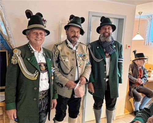 Gauhauptmann und Landeshauptmann-Stellvertreter Hans Rucker (Bildmitte) bedankte sich bei Hauptmann Berger (links) und Thomas Bruckbauer von der GSK Rosenheim für die hervorragende Organisation und Durchführung des Wettbewerbs beim 22. Bataillonsschießen der Gebirgsschützen Inn-Chiemgau.Foto re