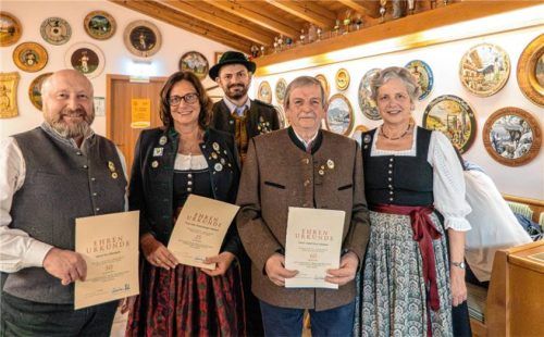 Gauschützenmeister Andi Wimmer (hinten) und seine Stellvertreterin Vroni Huber (rechts) ehren Mitglieder mit Urkunden und Ehrenzeichen des Bayerischen und Deutschen Schützenbundes für ihre Treue zum Verein. Besonders hervor stachen (von links) Ivo Oberauer (50 Jahre Mitgliedschaft), Schützenmeisterin Gabi Daxenberg-Wieland (25 Jahre) und Josef Kurz-Hörterer (60 Jahre). Foto Flug