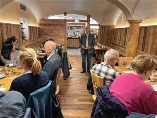 Gemeinderat Sascha Klein stellt der Versammlung die Gemeinderatskandidaten der WMG vor.Foto re