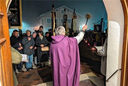 Gemeindereferentin Monika Angerer empfängt die Teilnehmer des Totengedenkens vor der Pfarrkirche. Fotos hobmeier