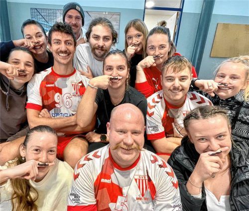 Gemeinsam für eine gute Sache: Die Handballerinnen unterstützen nicht nur mit ihren Zeigefinger-Schnurrbärten die „Movember-Aktion“ der Handballer. Foto neuwirth