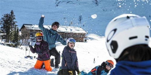Gemeinsam im Schnee: Am Sudelfeld finden Familien ideale Bedingungen für einen unbeschwerten Wintertag. Foto Moritz Attenberger
