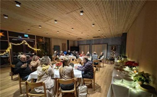 „Gemeinsam statt einsam“ hatte an Heiligabend 2024 im festlich dekorierten evangelischen Gemeindesaal Premiere. Nach der guten Resonanz soll die Feier für Alleinstehende heuer am 24. Dezember in größerem Rahmen stattfinden. Foto privat