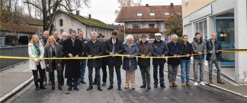 Gemeinsam wurde das symbolische Band zerschnitten, um die neue Hirschbachbrücke zu eröffnen. Foto Robert Wagner