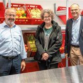 <p>Gemeinsame Freude über die gelungenen neuen Räumlichkeiten der Tafel: (von rechts) Andreas Bobbert, der Leiter der Kolbermoorer Tafel, neben Hauptamtsleiterin Elisabeth Kalenberg und Bürgermeister Peter Kloo.</p>