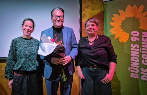 Gemeinsamer Bürgermeisterkandidat Bastian Wernthaler nach der einstimmigen Wahl, mit den Ortssprecherinnen Bettina Knopp (links) und Steffi König (rechts).Fotos rieger