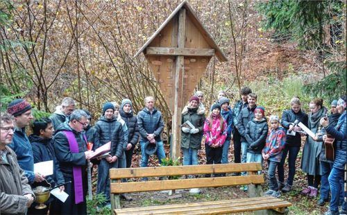Gemeinsames Gebet bei der Errichtung des Jubiläumskreuzes. Fotos re