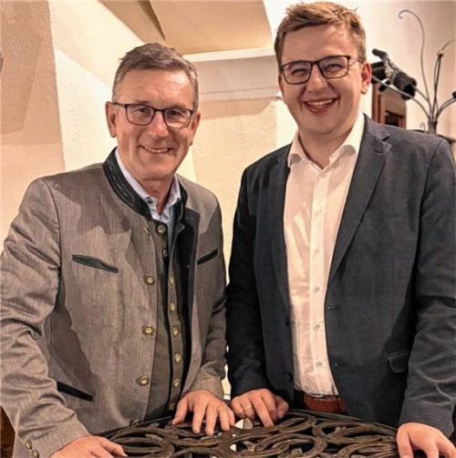 Georg Huber, Kreisvorsitzender der ÜWG/Parteifreien (links), gratulierte Bürgermeister Christoph Schneider zur erneuten Nominierung. Foto Unabhängige Neubeurer