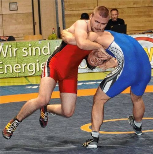 Georg Rasumny (rotes Trikot) ist ein Punktegarant für den TV Traunstein. Foto Wittenzellner
