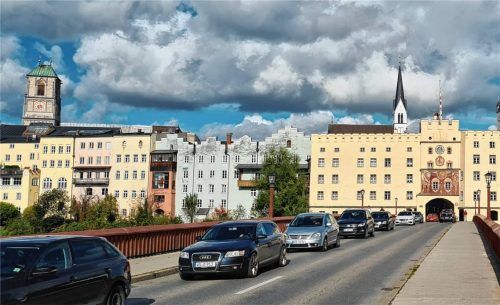 Gerade zu den Stoßzeiten kann es schon mal zu viel Verkehr auf der Roten Brücke kommen. Foto Rieger