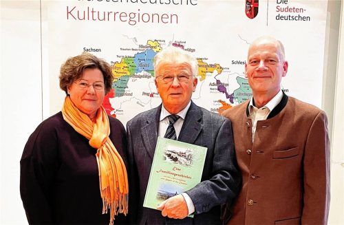 Gerold Schwarzer (Mitte) hat seine „sudetendeutsche Familiengeschichte“ in einem Buch festgehalten. Die Ortsgruppe Prien der Sudetendeutschen Landsmannschaft lud ihn zum Vortrag ins Pfarrheim ein. Mit dabei waren Gabriele Schleich, Vorsitzende der Priener Ortsgruppe, sowie Alexander Klein, Vizepräsident der Sudetendeutschen Stiftung. Foto hötzelsperger