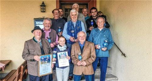 Glückliche und zufriedene Brieftaubenzüchter: vorne von links Sepp Huber, Anna Deindl, Alfred Forster, Mitte von links Jakob Gerg, Alois Rappold, Sepp Holzmann, hinten von links Alois Weigl, Hans Kirchlechner, Lenz Untereichmeier, Christian Link und Johannes Aschauer. Foto stache
