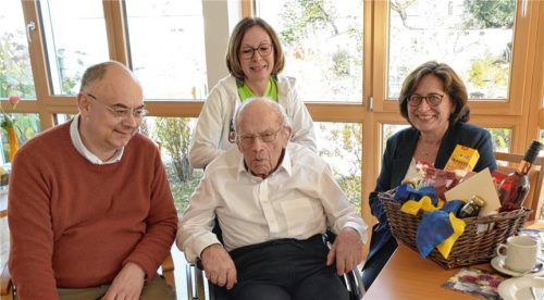 Gratulierten Alois Radlbrunner zum 100. Geburtstag: (von links) Heimleiter Dominik Binder, Dijana Bajo (Wohnbereichsleitung) und Bürgermeisterin Petra Jackl. Foto bachmaier