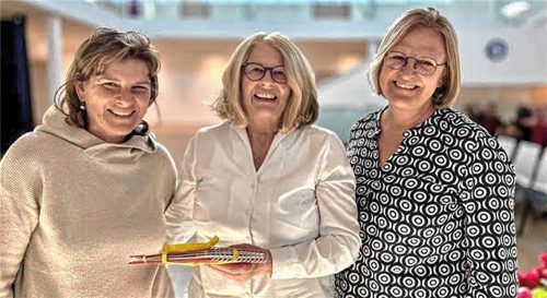 Großer Dank zum Abschied: Margret Obermaier (links) und Monika Schlosser (rechts) nahmen ihre langjährige Kollegin Barbara Elbel noch einmal in die Mitte. Foto re