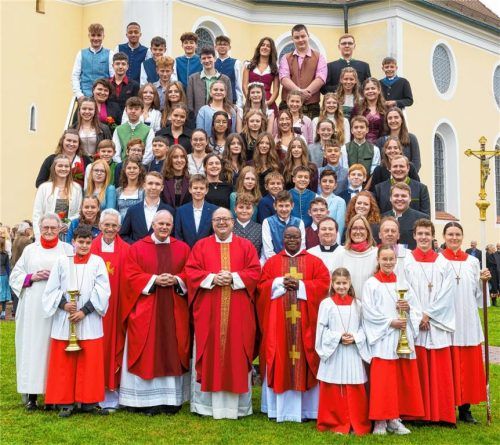 Gruppenfoto der 50 Firmlinge mit Dekan Klaus Vogl, Pfarrer Thomas Barenth, Pfarrer i.R. Georg Reichl, Pfarrer Anicet Mutonkole, den Gemeindereferentinnen Helga Ehses und Monika Meingaßner sowie Firmhelfern.Foto Flamm