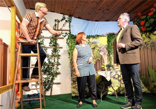 Günter (gespielt von Franz Wörndl, links) kommt dem Geheimnis der mysteriösen Todesfälle auf die Spur und stellt die Eltern seiner Freundin, Anderl (Eugen Unterstraßer) und Liselotte (Lisa Forstner), zur Rede. Foto Michael Hötzelsperger