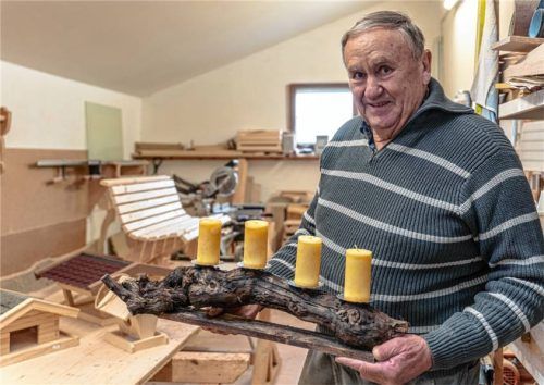 Gut 150 Frauen und Männer stecken mit ihrem Engagement hinter dem Achenmühler Weihnachtsmarkt. Seit 35 Jahren dabei ist Sepp Schmid.Foto  Thomae